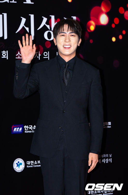 [OSEN=박준형 기자]  9일 오후 서울 한국과학기술회관에서 제30회 소비자의 날 KCA 문화연예 시상식이 진행됐다. 소비자의 날은 소비자의 권리 의식을 신장시키고, 소비자 보호에 대한 인식을 높이기 위해 제정된 법정 기념일로 이를 기념하기 위한 본 시상식은 예능, 드라마, 영화 부문으로 나눠 진행된다. 이날 시상식에는 배우 문소리와 조정석, 임윤아, 주원, 이수지, 강남, 육성재, 미미, 김원훈, 이선빈, 방효린 등이 수상자로 참석했다.개그맨 김원훈이 포즈를 취하고 있다.  2025.12.09 / soul1014@osen.co.kr