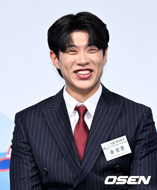 [OSEN=이대선 기자] 5일 오전 서울 강남구 호텔 리베라에서 제13회 2025 한국프로야구 은퇴선수의 날 시상식이 열렸다.이 시상식은 각지로 흩어져 활동 중인 프로야구 은퇴선수들이 한자리에 모여 한 해 동안 한국 야구의 발전을 위해 달려온 이들에게 감사의 마음을 표하고자 개최하는 행사다.키움 송성문이 미소를 짓고 있다. 2025.12.05 /sunday@osen.co.kr