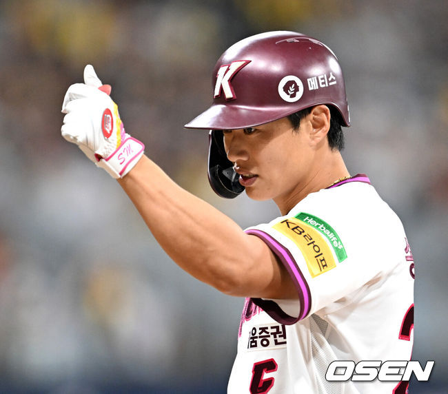 [OSEN=고척, 이대선 기자] 9일 오후 서울 고척스카이돔에서 2025 신한 SOL Bank KBO리그 키움 히어로즈와 LG 트윈스의 경기가 열렸다.키움은 알칸타라, LG는 톨허스트를 선발 투수로 내세웠다.4회말 1사 1,2루에서 키움 송성문이 우전 적시타를 치고 환호하고 있다. 2025.09.09 /sunday@osen.co.kr