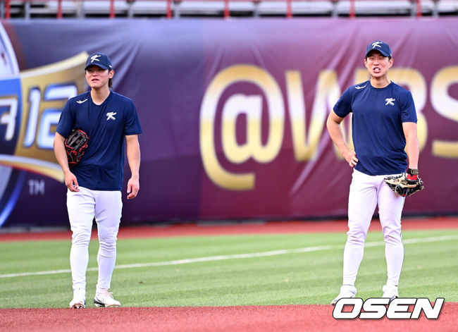 [OSEN=타이베이(대만), 이대선 기자] 류중일 감독이 이끄는 프리미어12 야구대표팀이 9일 오후 대만 티엔무야구장에서 훈련을 진행했다.류중일 감독이 이끄는 야구대표팀은 대만, 쿠바, 일본, 도미니카공화국, 호주와 프리미어12 B조에 편성됐다. 지난 8일 결전지 대만 타이베이에 입성한 류중일호는 9일 훈련, 10일 대만 프로팀과의 연습경기, 12일 훈련으로 현지 분위기를 익힌뒤 13일 타이베이돔에서 대만과 B조 예선 첫 경기를 치른다.조별예선에서 최소 2위에 올라야 슈퍼라운드가 열리는 일본 도쿄돔으로 향할 수 있으며, 대표팀의 목표는 슈퍼라운드 진출이다.송성문이 수비 훈련 중 김도영과 이야기를 나누고 있다. 2024.11.09 /sunday@osen.co.kr