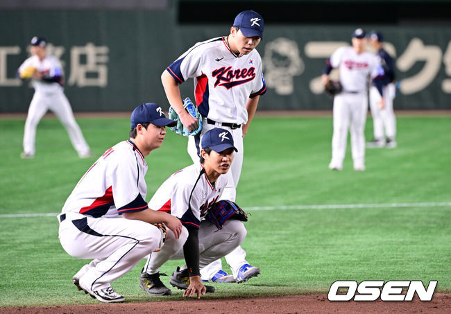 [OSEN=도쿄(일본), 조은정 기자]류지현 감독이 이끄는 대한민국 야구 대표팀이 14일 일본 도쿄돔에서 월드베이스볼클래식(WBC) 대비 한일 평가전을 앞두고 훈련을 가졌다. 한국 대표팀은 14일일 훈련을 하고 15일과 16일 일본과 두 차례 평가전을 치른다.송성문이 훈련 중 잔디를 만져보고 있다. 2025.11.14 /cej@osen.co.kr