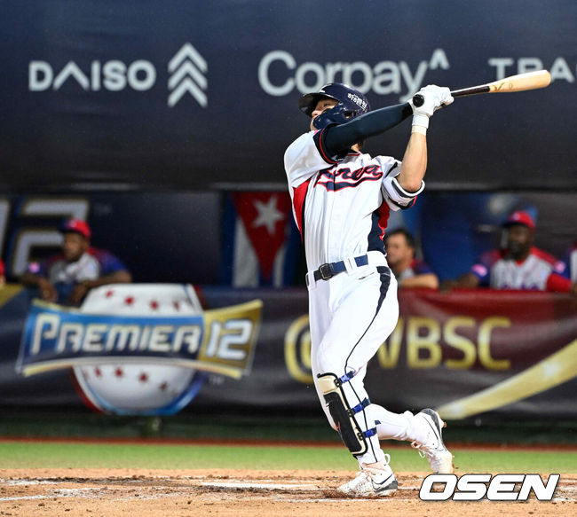 [OSEN=타이베이(대만), 이대선 기자] 14일 오후 대만 타이베이 티엔무야구장에서 세계야구소프트볼연맹(WBSC) 프리미어12 2024 B조 2차전 대한민국과 쿠바의 경기가 열렸다.대한민국은 2차전 선발투수로 곽빈, 쿠바는 리반 모이넬로를 내세웠다.7회말 1사에서 대한민국 김도영이 좌월 솔로포를 날리고 있다. 2024.11.14 /sunday@osen.co.kr