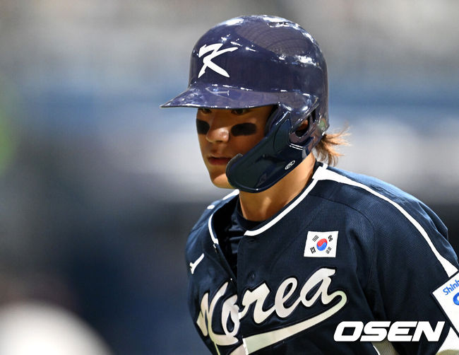 [OSEN=고척, 이대선 기자] 류중일 감독이 이끄는 프리미어12 대표팀이 2일 서울 고척스카이돔에서  ‘2024 K-베이스볼 시리즈’ 쿠바 대표팀과 평가전을 가졌다.프리미어12 대표팀은 1~2일 서울 고척스카이돔에서 쿠바와 두 차례 평가전을 치른 뒤, 이틀 통해 최종 엔트리(28명)을 결정한다.7회초 무사에서 한국 김도영이 좌전 안타를 치고 교체되고 있다. 2024.11.02 /sunday@osen.co.kr