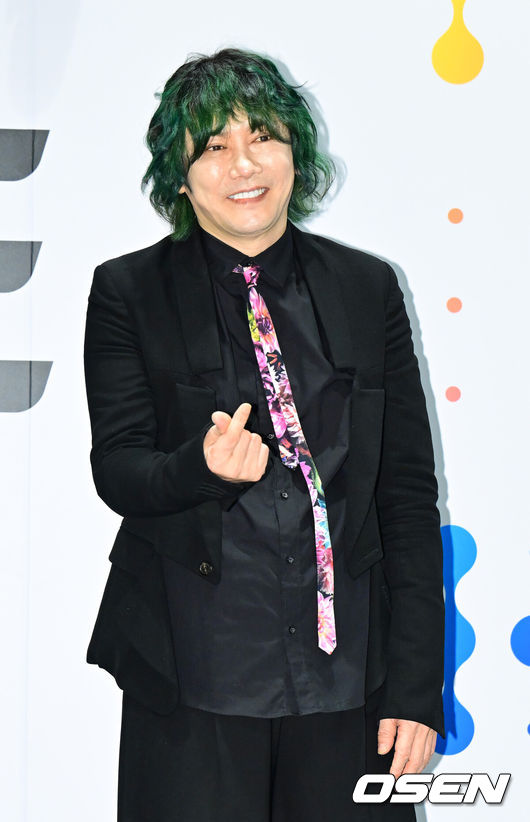 [OSEN=김성락 기자] 18일 오후 서울 삼성동 코엑스 더 플라츠 전시장에서 아시아 최대 패션문화마켓 ‘2025 S/S 패션코드(Fashion KODE)’ 포토월 행사가 열렸다. ‘패션코드 2025 S/S’는 국내 패션 디자이너 브랜드의 경쟁력을 높임과 동시에 해외시장 진출을 지원하기 위해 기획된 아시아 최대 패션문화 마켓으로, 오는 10월 18일(금)부터 19(토)까지 양일간 진행된다. 가수 김장훈이 포토타임을 갖고 있다. 2024.10.18 / ksl0919@osen.co.kr