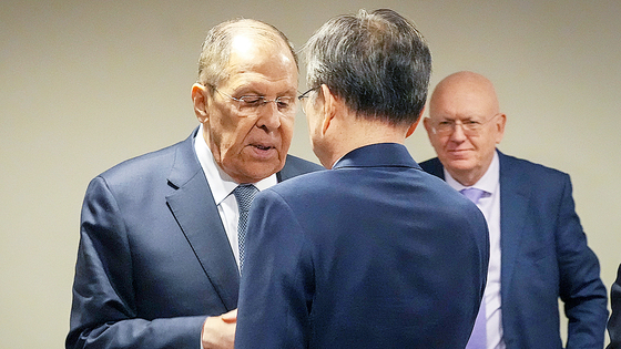  조현 외교부 장관이 지난 9월 26일(현지시간) 미국 뉴욕에서 세르게이 라브로프 러시아 외교장관과 회담, 인사를 나누고 있다. 사진 외교부