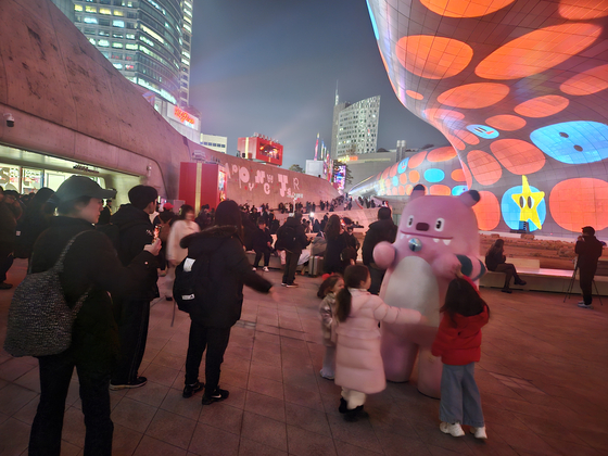 지난 19일 서울라이트 행사, 해치 사진 촬영 등으로 분위기가 달아오른 DDP 광장. 최민지 기자