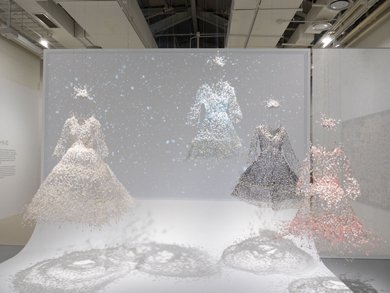 서울공예박물관이 한국 패션아트의 선구자 금기숙 작가의 주요 작품 기증을 계기로 특별전 'Dancing, Dreaming, Enlightening'을 내년 3월15일까지 연다. 금 작가는 초기 패션아트 실험작부터 대표적인 와이어 드레스와 한복 조형 작품은 물론 최근의 업사이클링 작업 등 55건 56점(총 13억 1천만 원 상당)의 작품과 395점의 아카이브 자료를 기증했다. 사진은 2018년 평창동계올림픽 당시 선수단 피켓요원들이 실제 착용했던 '눈꽃요정' 의상들. 사진 서울공예박물관