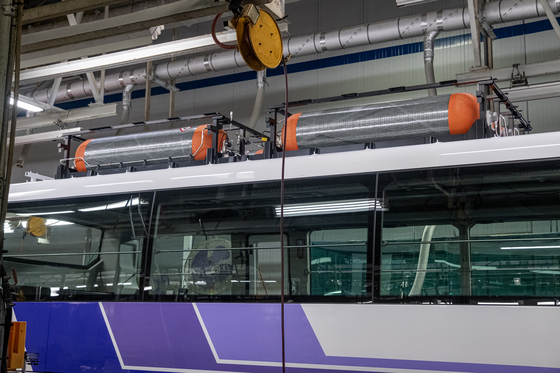 전북 완주군 소재 현대차 전주공장에서 수소연료전지 기반 고속버스 '유니버스'가 제작되고 있다. 유니버스에는 수소탱크 5~6개가 상단에 실린다. 사진 현대차