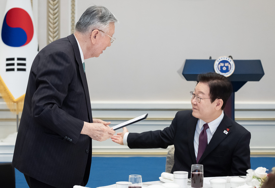 이재명 대통령이 22일 오전 청와대 영빈관에서 열린 대한노인회 초청 오찬 '어르신이 걸어온 길, 우리가 이어갈 길'에 참석해 발언을 나가는 이중근 대한노인회장을 안내하고 있다. 대통령실사진기자단