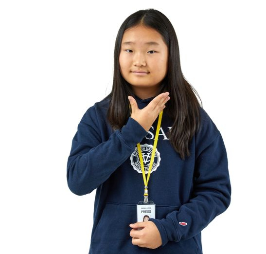 '행복합니다'를 수어로 표현한 이서윤 학생기자는 기회가 되면 수어를 배우고 싶다는 바람을 전했다.