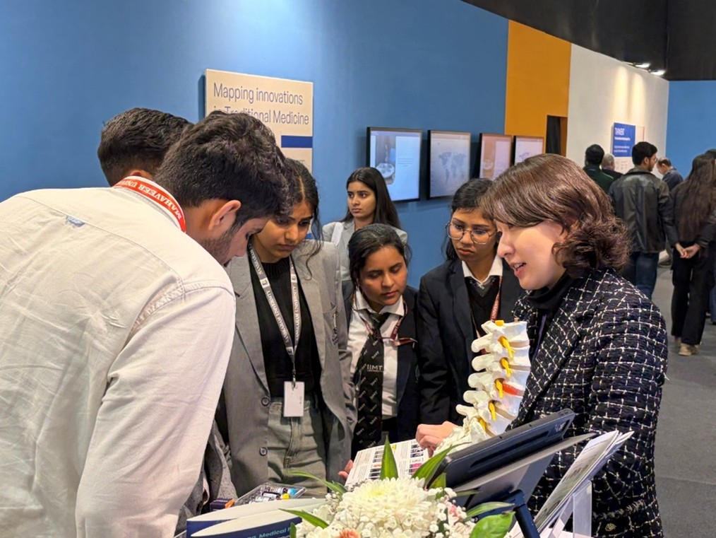 [사진설명] WHO 전통의학 글로벌 서밋 자생한방병원 부스를 찾은 방문객들이 설명을 듣고 있다