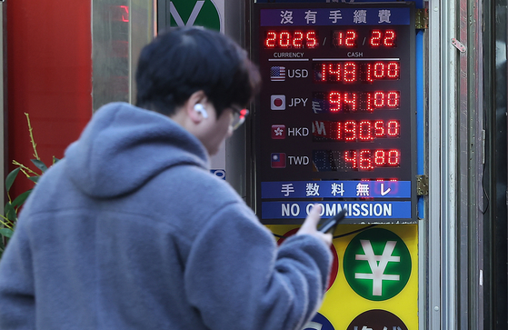 정부와 한은이 연말 환율 안정을 위해 국민연금의 대규모 환헤지에 나설 가능성이 크다. 국민연금이 외환스와프를 통해 한은과 협력할 경우 단기 환율 하락이 기대된다. 전문가들은 단기 대책만으로는 근본적 수급 불균형이 해소되지 않아 구조적 환율 안정 방안이 필요하다고 지적했다. 사진은 원·달러 환율의 오름세가 계속되고 있는 22일 서울 중구 명동 환전소 전광판에 나오는 원달러 환율 시세. 뉴스1