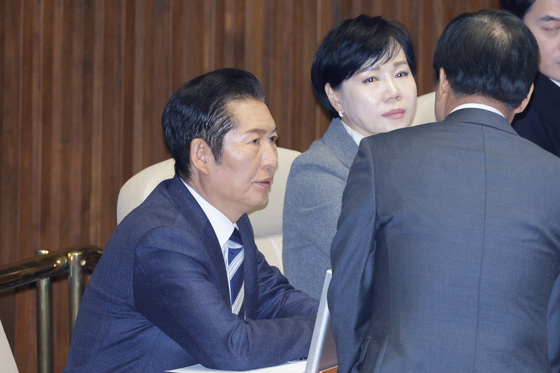 정청래 더불어민주당 대표가 22일 본회의에서 의원들과 대화하고 있다. 뉴스1