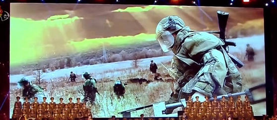 북한 조선중앙TV는 지난 13일 김정은 국무위원장이 참석한 가운데 공병부대원들의 귀국을 환영하는 축하공연에서 러시아 파병 공병부대인 제528공병연대의 작전모습 사진을 공개했다. 조선중앙TV =연합뉴스