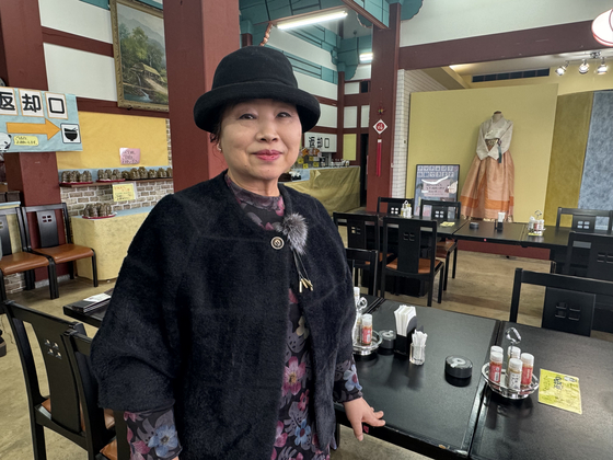 지난 18일 찾아간 일본 유일의 한국을 테마로 한 일본식 휴게소 '고려관'에서 한국인 며느리 김매영씨가 고려관 이야기를 들려주고 있다. 손맛을 살려 김씨는 '우메짱 김치'로 도자와에서 김치 사업을 시작해 일본 전역에서 김치를 판매하고 있다. 김현예 특파원 