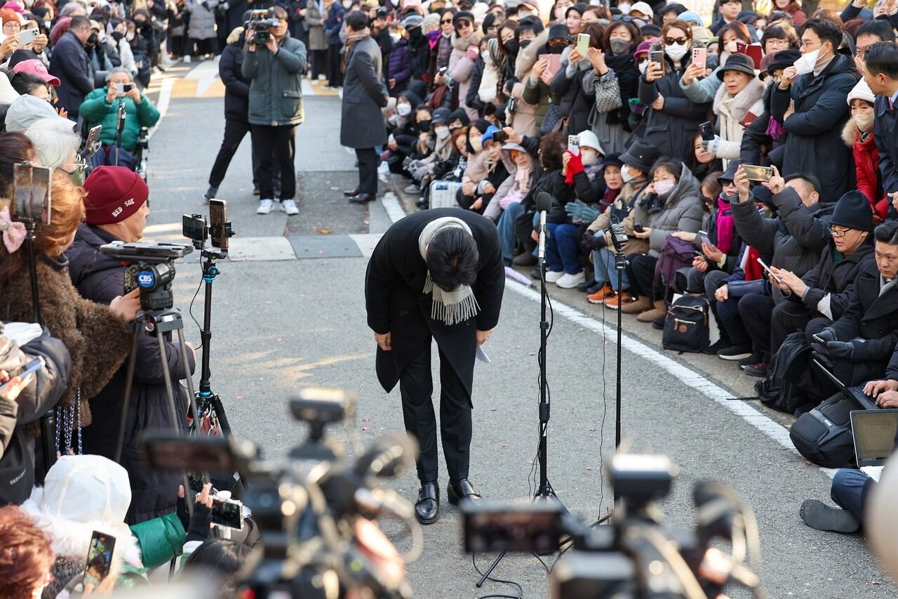 한동훈 전 국민의힘 대표가 12월 3일 서울 여의도 국회도서관 앞 쪽문에서 12·3 비상계엄 1주년 관련 기자회견을 하기에 앞서 고개 숙여 인사하고 있다. 우상조 기자