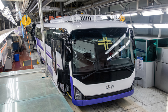 전북 완주군 소재 현대차 전주공장에서 수소연료전지 기반 고속버스 '유니버스 FCEV'가 제작되고 있다. 사진 현대차