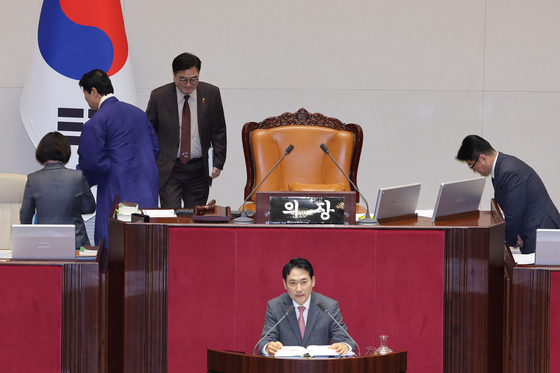 장동혁 국민의힘 대표가 22일 서울 여의도 국회에서 열린 제430회국회(임시회) 제2차 본회의에서 '12·3 윤석열 비상계엄 등에 대한 전담재판부 설치 및 제보자 보호 등에 관한 특별법안(대안)에 대한 수정안'에 대한 무제한 토론(필리버스터)을 하는 가운데 우원식 의장과 이학영 부의장이 의장석을 교대하고 있다. 뉴스1