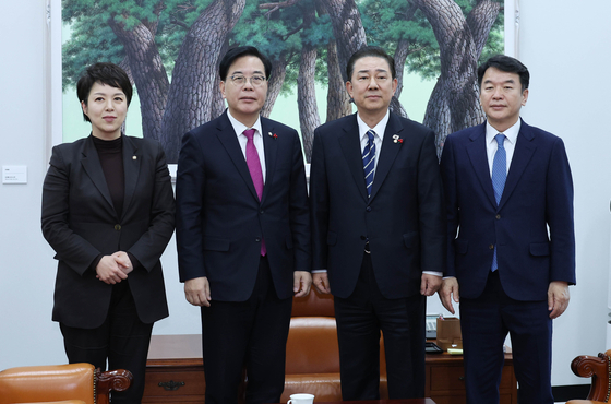김병기 더불어민주당 원내대표와 송언석 국민의힘 원내대표가 22일 오후 국회에서 회동을 하고 있다. 오른쪽부터 더불어민주당 문지석 원내수석부대표, 김 원내대표, 국민의힘 송 원내대표, 김은혜 원내정책수석부대표. 임현동 기자