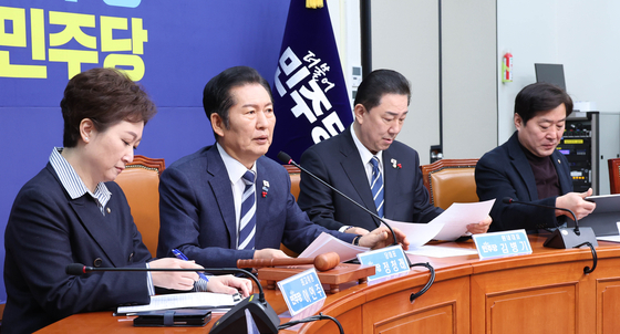 정청래 더불어민주당 대표(왼쪽 둘째)가 22일 오전 국회에서 열린 최고위원회의에서 발언하고 있다. 임현동 기자