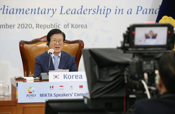 2020년 12월 17일 오후 박병석 당시 국회의장이 서울 여의도 국회에서 열린 믹타(MIKTA) 5개국 국회의장 화상회의에서 발언하고 있다. 믹타는 한국과 멕시코, 인도네시아, 터키, 호주 등 5개국이 참여하는 중견국 협의체다. 오종택 기자