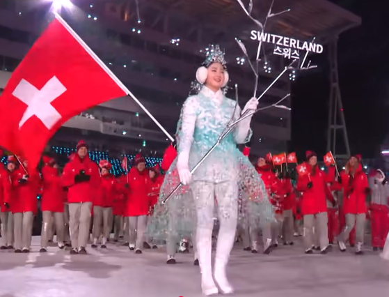 2018년 평창 동계올림픽 개막식 때 선수단 입장 피켓요원들이 착용한 '눈꽃 요정' 의상은 금기숙 작가의 패션아트 작품이다. 하얀 철사에 구슬을 엮어 만든 드레스로 넓은 소매와 삼각형 옷깃 등이 한복 자태에서 영감 받았다. 유튜브 영상 캡처