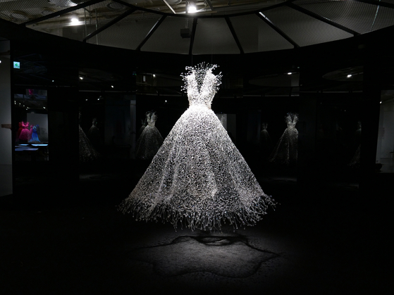 서울공예박물관이 한국 패션아트의 선구자 금기숙 작가의 주요 작품 기증을 계기로 특별전 'Dancing, Dreaming, Enlightening'을 내년 3월15일까지 연다. 금 작가는 초기 패션아트 실험작부터 대표적인 와이어 드레스와 한복 조형 작품은 물론 최근의 업사이클링 작업 등 55건 56점(총 13억 1천만 원 상당)의 작품과 395점의 아카이브 자료를 기증했다. 사진 서울공예박물관