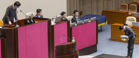 국민의힘 장동혁 대표가 22일 국회에서 열린 12월 임시국회 본회의에 내란전담재판부 법이 상정되자 무제한 반대 토론(필리버스터)을 하기 위해 발언대로 이동하다 우원식 국회의장에게 인사하고 있다. 연합뉴스