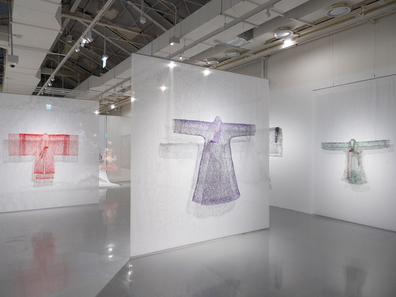 서울공예박물관이 한국 패션아트의 선구자 금기숙 작가의 주요 작품 기증을 계기로 특별전 'Dancing, Dreaming, Enlightening'을 내년 3월15일까지 연다. 금 작가는 초기 패션아트 실험작부터 대표적인 와이어 드레스와 한복 조형 작품은 물론 최근의 업사이클링 작업 등 55건 56점(총 13억 1천만 원 상당)의 작품과 395점의 아카이브 자료를 기증했다. 사진 서울공예박물관