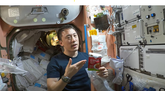 우주비행사 조니 김이 우주정거장에서 김치 등 한식을 소개하고 있다. [사진 조니 김 페이스북 캡처]