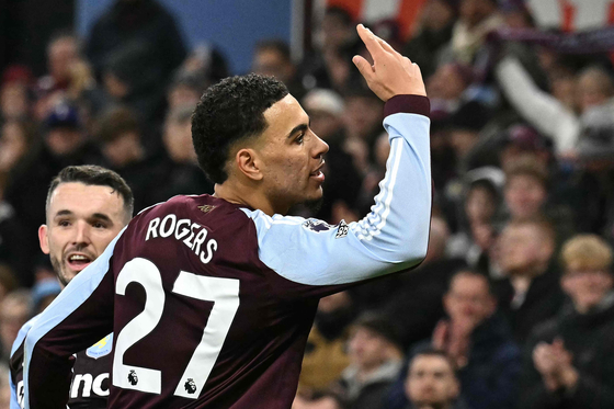 맨체스터 유나이티드와 경기에서 선제골을 넣고 기뻐하는 애스턴 빌라 공격수 모건 로저스. AFP=연합뉴스