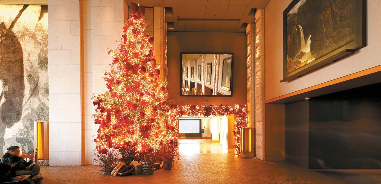 그랜드 하얏트 서울에선 겨울 남산의 낭만을 오롯이 즐길 수 있다. 호텔 로비의 크리스마스트리. [사진 그랜드 하얏트 서울]