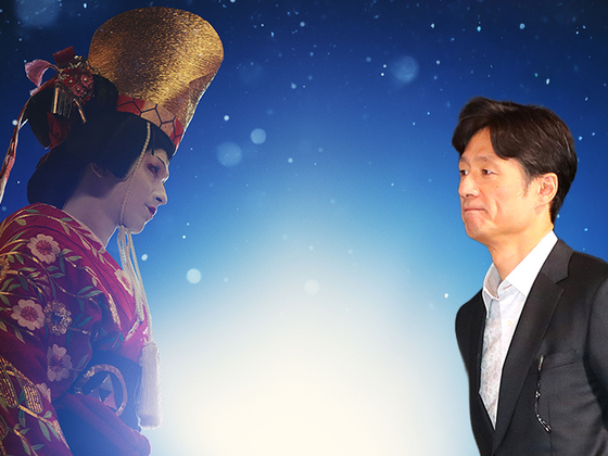 일본에서 실사 영화 역대 흥행 1위 기록을 갈아치운 ‘국보’를 연출한 재일동포 이상일 감독. 왼쪽 사진은 영화 속에서 가부키 명문가 출신인 슌스케(요코하마 류세이)가 분장하고 무대에 선 모습. [사진 NEW, 뉴시스]