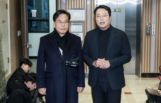 송언석 국민의힘, 천하람 개혁신당 원내대표(왼쪽부터)가 21일 오찬 회동을 마친 뒤 취재진에게 통일교의 정치인 금품 제공 의혹에 대한 특검법 합의 내용에 관해 설명하고 있다. 김성룡 기자