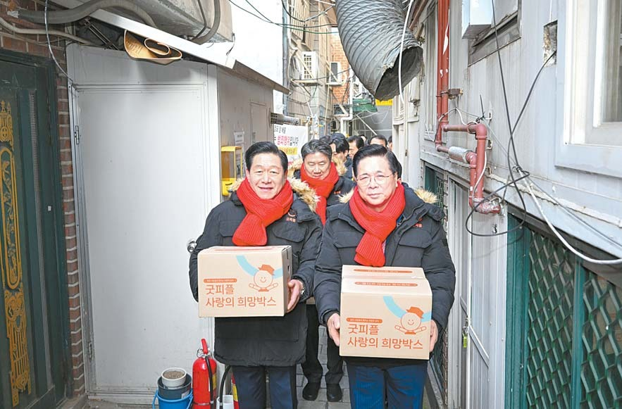  굿피플 이용기 회장(맨 앞줄 왼쪽)과 이영훈 이사장(맨 앞줄 오른쪽)이 사랑의 희망박스를 전달하고 있다. [사진 굿피플]