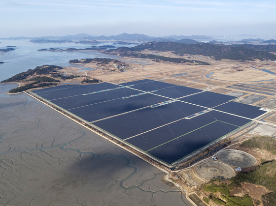 2021년 4월부터 총 317억원의 햇빛연금을 주민들에게 지급해 온 전남 신안군의 한 태양광 집적화단지 전경. [중앙포토]