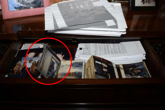 미 법무부가 공개한 제프리 엡스타인 수사 관련 문서 중 삭제된 문건. 표시된 부분에 트럼프 대통령의 모습이 있다. [사진 페이스북 캡처]