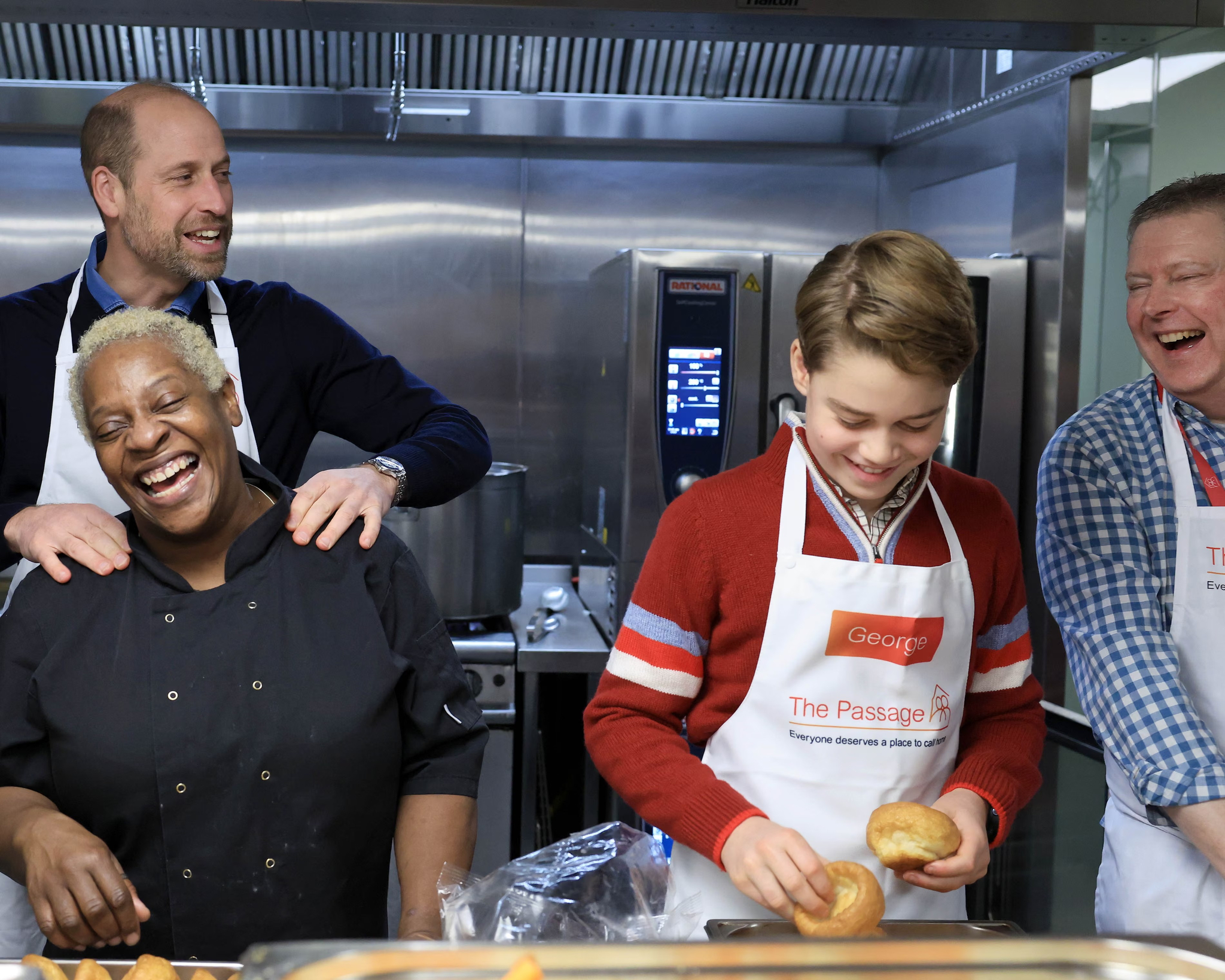 영국 런던의 노숙인쉼터를 방문한 조지 왕세손과 윌리엄 왕세자. 사진 영국 켄싱턴궁