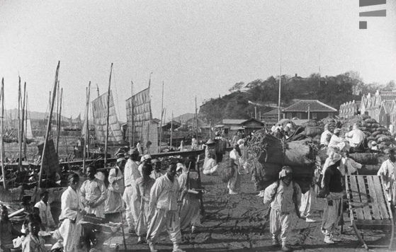 1908년에 촬영된 국내 거래 전용 미곡 부두에 정박한 조선 선박. 한국영상자료원