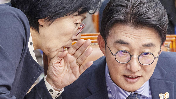 더불어민주당 언론개혁특별위원회 최민희 위원장(왼쪽)과 노종면 의원이 지난 10월 국회에서 열린 언론개혁특위 허위 조작정보 근절안 발표에서 대화하고 있다. 연합뉴스