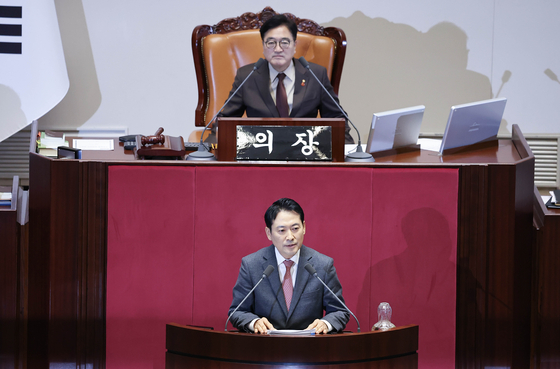 장동혁 국민의힘 대표(아래)가 22일 국회 본회의에서 12·3 윤석열 비상계엄 등에 대한 전담재판부 설치 및 제보자 보호 등에 관한 특별법안(대안)에 대한 필리버스터(무제한 토론)를 하고 있다. 임현동 기자