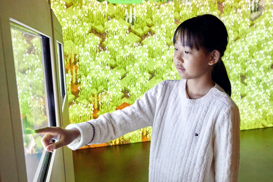 원지민 학생기자가 전시 관람객들의 선호 곡물을 함께 볼 수 있는 인터랙티브 프로그램을 체험했다. 