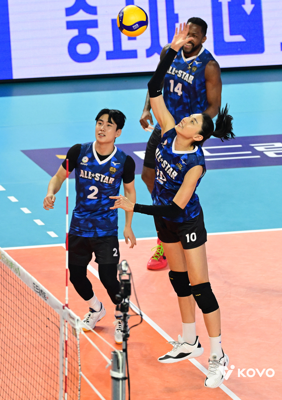 지난 2024년 1월 열린 프로배구 올스타전에서 남녀 선수들이 한데 어울려 경기를 펼치고 있다. 사진은 스파이크 하는 김연경. [사진 KOVO]