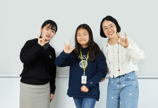 ‘사랑합니다’를 수어로 표현한 서울수어전문교육원임민영 통역사와 이서윤 학생기자, 장민영 과장(왼쪽부터).