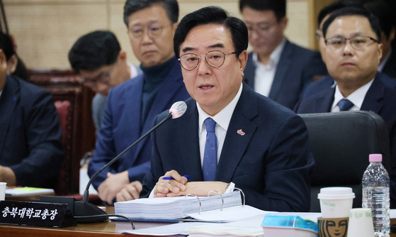 지난달 10월 충북 청주 충북대에서 열린 국회 교육위원회 국정감사에서 고창섭 총장이 의원 질의에 답하고 있다. 연합뉴스