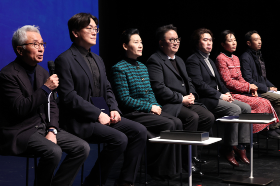 세종문화회관은 22일 서울 종로구 세종문화회관에서 '2026 세종문화회관 사업발표회를 가졌다. (왼쪽부터) 안호상 세종문화회관 사장, 이승훤 서울시국악관현악단 단장, 박혜진 서울시오페라단 단장, 김덕희 서울시뮤지컬단 단장, 이영만 서울시합창단 단장, 윤혜정 서울시무용단 단장, 이준우 서울시극단 단장. 연합뉴스