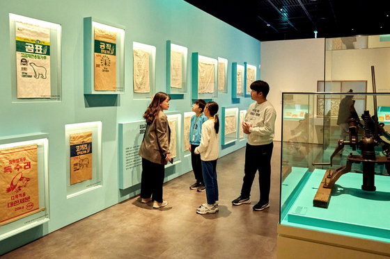 윤지은(맨 왼쪽) 학예연구사가 보리·밀·옥수수를 중심으로 광복 이후 우리나라 식문화의 변화상을 설명했다.