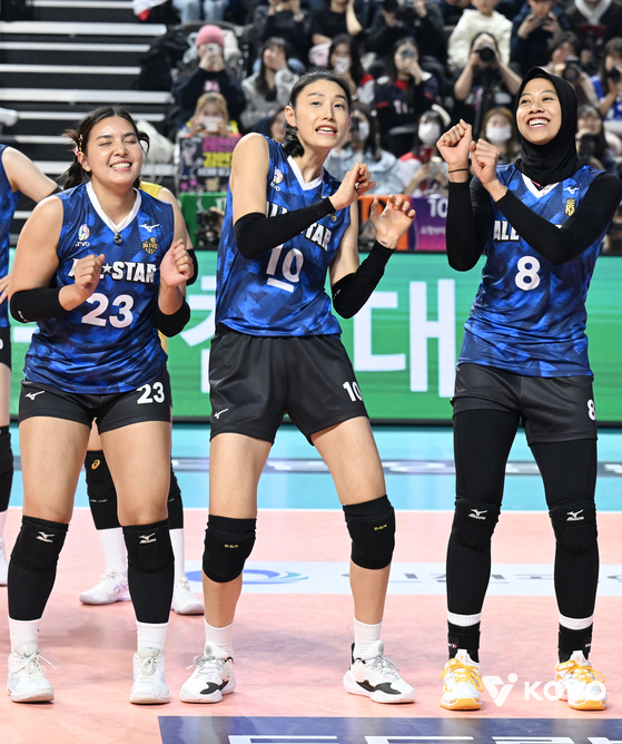 지난 2024년 1월 열린 프로배구 올스타전에서 김연경과 동료 선수들이 팬 서비스로 율동을 보여주고 있다. [사진 KOVO]