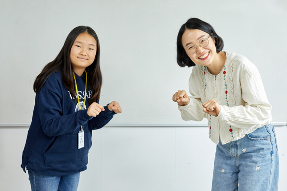 이서윤(왼쪽) 학생기자랑 장민영 과장이 '안녕하세요'를 수어로 표현했다.