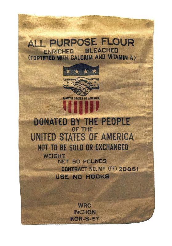 1950~60년대 쓰였던 미국 원조 밀가루 포대. 미국의 밀가루 원조는 우리나라 식생활에 큰 변화를 가져왔다.